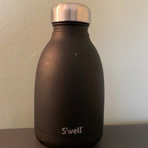 Swell 40 oz water bottle